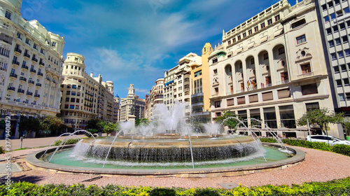 Fuente y edificios en la plaza del Ayuntamiento de Valencia