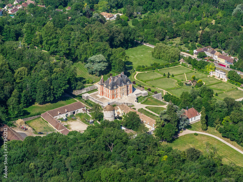 vue aérienne du château de Rosay dans les Yvelines en France