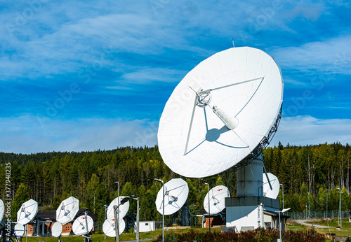 Foto Ground communications station and radio observatory with large white dish antennas