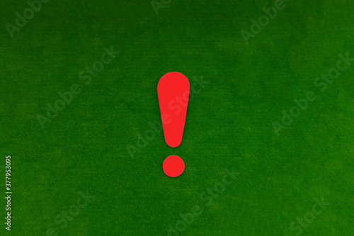 Obraz na płótnie Red exclamation mark on a green background. Warning, attracting attention. w salonie