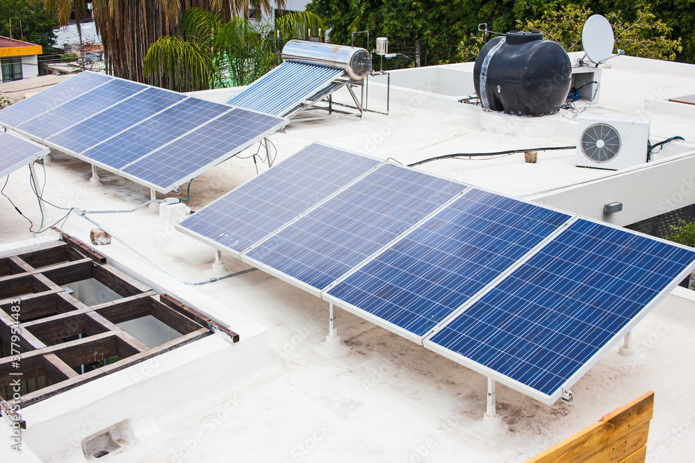 Paneles solares, Tinaco, Calentador de agua solar Stock Photo | Adobe Stock