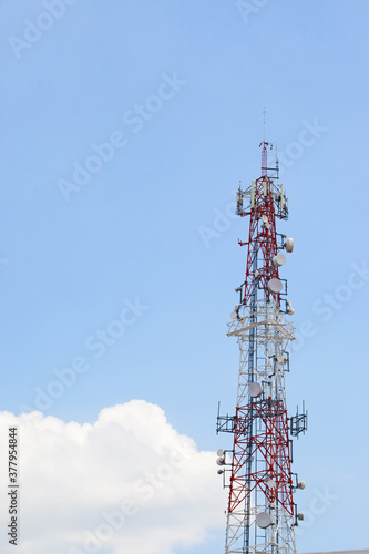 Funkturm mit Satellitenschüsseln und Antennen