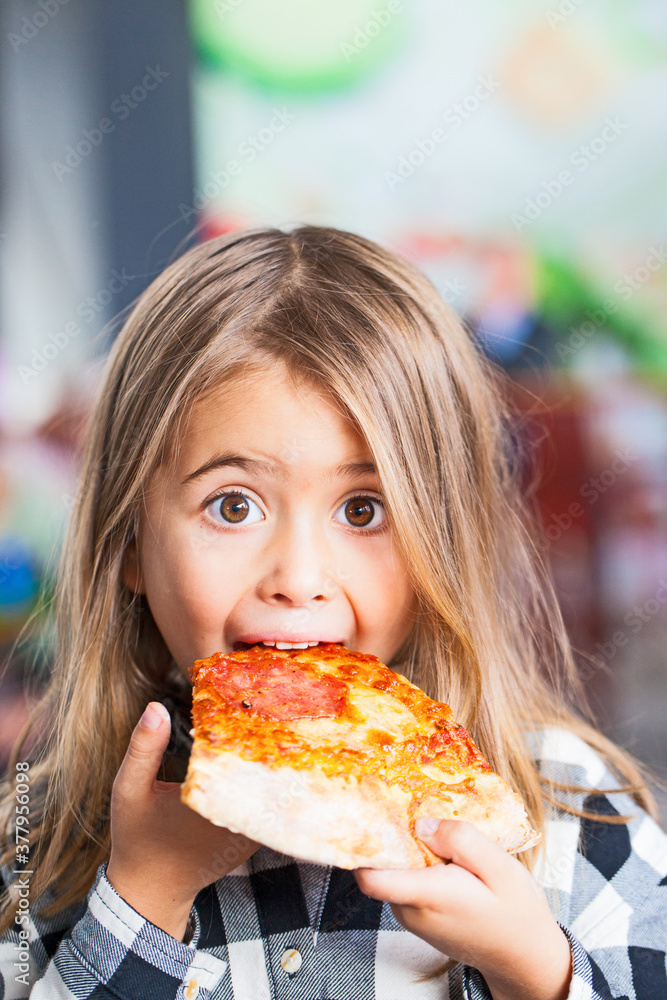bonita niña comiendo pizza