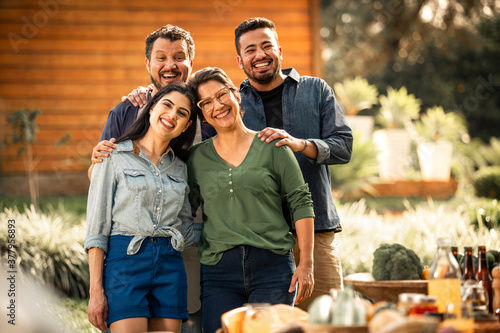 Almoço em família ao ar livre, comemoração. photo