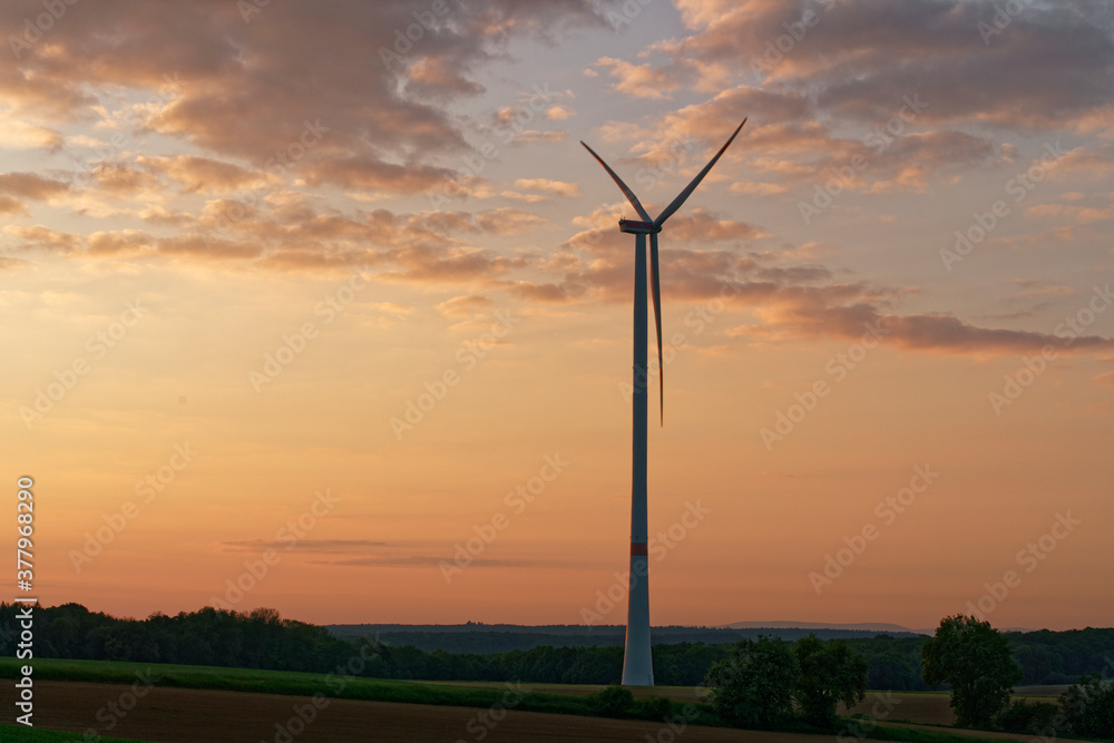 Windkraftanlagen im Abendlicht, Landkreis Schweinfurt, Unterfranken, Franken Bayern, Deutschland