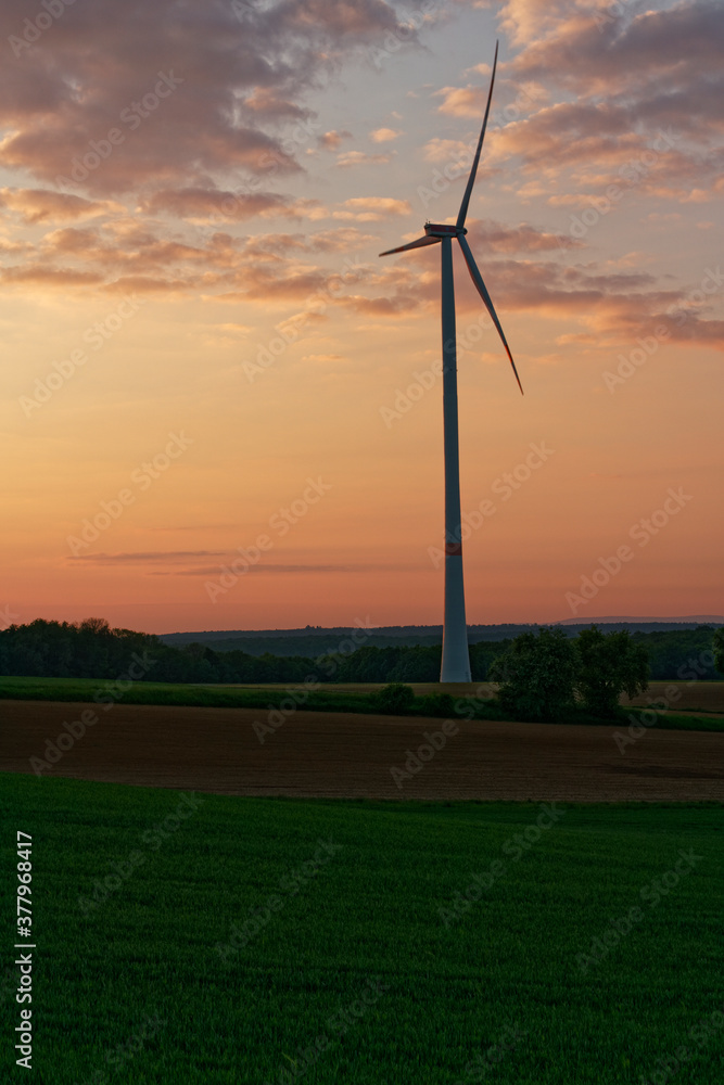 Obraz premium Windkraftanlagen im Abendlicht, Landkreis Schweinfurt, Unterfranken, Franken Bayern, Deutschland