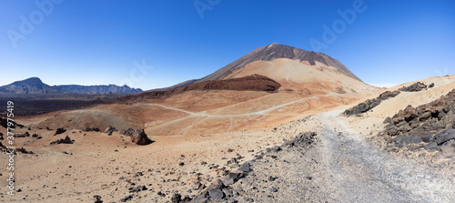 Teneriffa  Spanien - Panorama Blick von Montana Rajada   ber die Vulkanlandschaft im Nationalpark mit dem Wanderweg zum Teide via die helle Montana Blanca