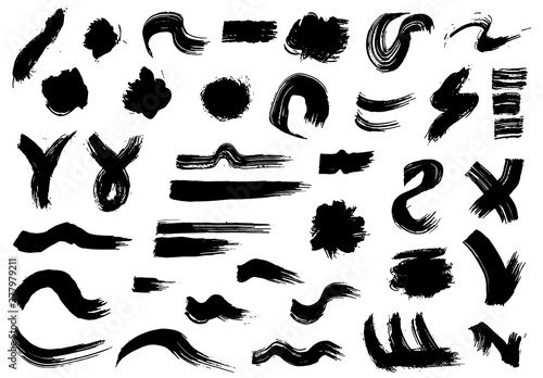 Paint brush. Black ink grunge brush strokes. Vector paintbrush set. Grunge design elements. Painted ink stripes © the8monkey