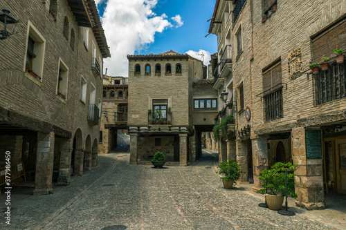 Fototapeta Naklejka Na Ścianę i Meble -  Alquezar Plaza Mayor, Spain