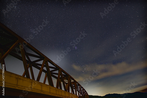 鉄道高架のある夜空の風景が星空を背景におもそろい。