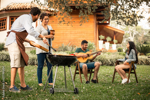 Churrasco com a família ao ar livre photo