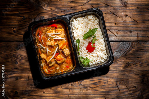 Принти на полотні Ready-made dietary takeaway food on old wooden background