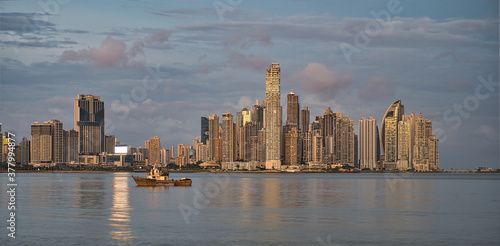 Die Skyline von Panama über das Meer fotografiert