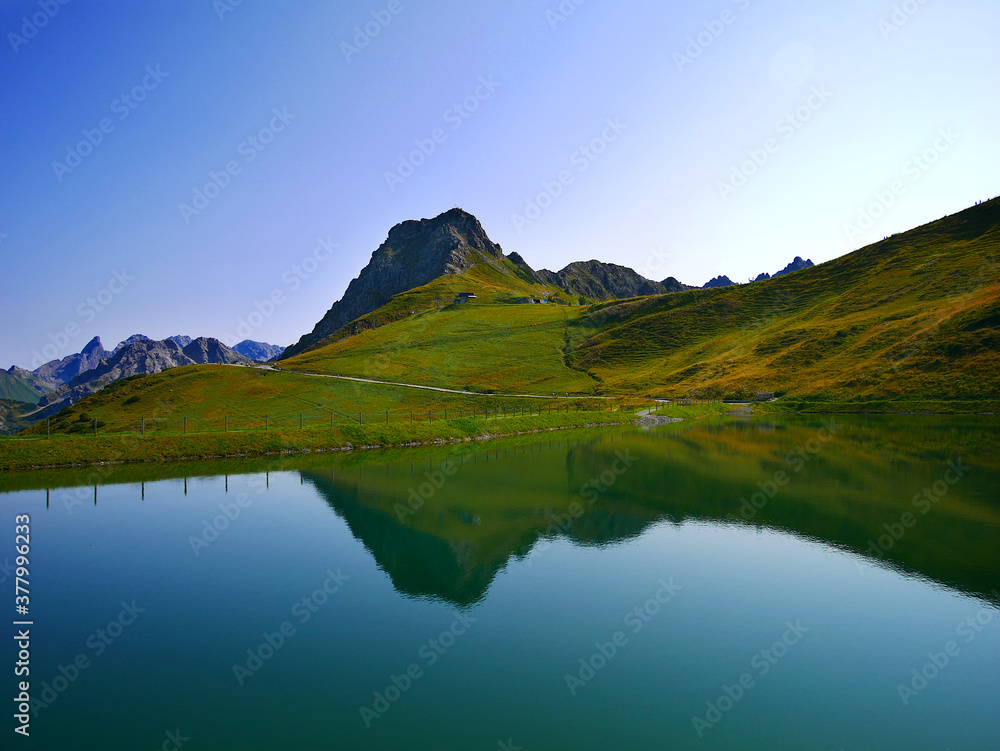 Oberstdorf, Deutchland: Spiegelung der Kanzelwand in einem Bergsee
