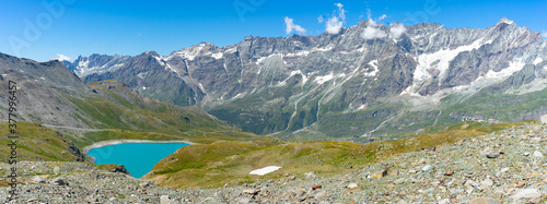 un lac bleu dans les alpages avec une chaine de montagne en fond  © Olivier Tabary