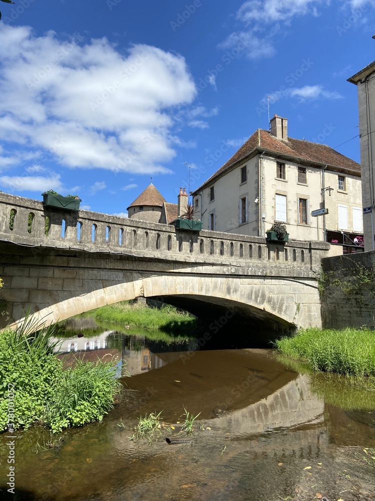Pont sur l'Anguison à Corbigny