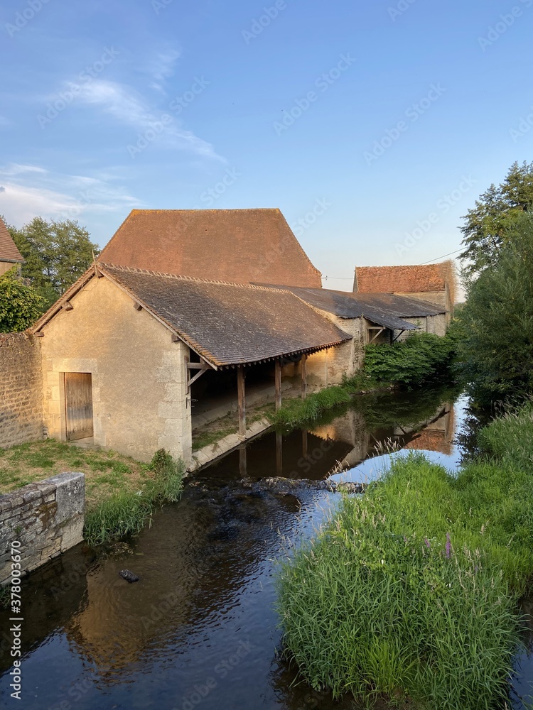 Lavoir sur le rivière Anguisson à Corbigny, Bourgogne Lavoir sur le rivière Anguisson à Corbigny, Bourgogne