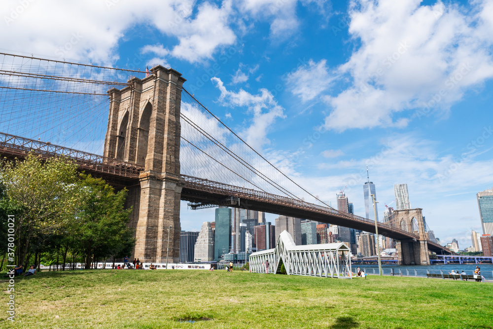 Fototapeta premium View of Brooklyn Bridge from Empire Fulton Ferry Park
