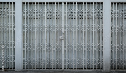 Foto Vintage retractable folding metallic grill in front of a shop