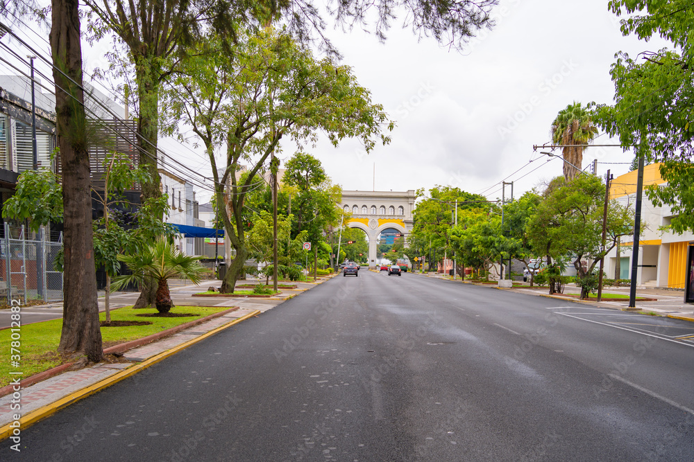 Monumento Arco de Guadalajara en la avenida Vallarta.