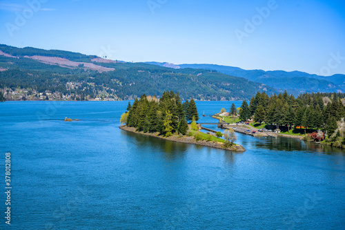 Landscape with an island with green trees on the Columbia River in Columbia Gorge National Reserve