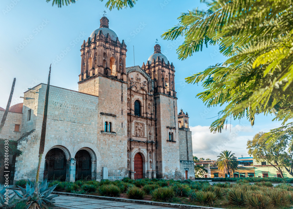 Fototapeta premium Sunrise at the Santo Domingo church in downtown Oaxaca