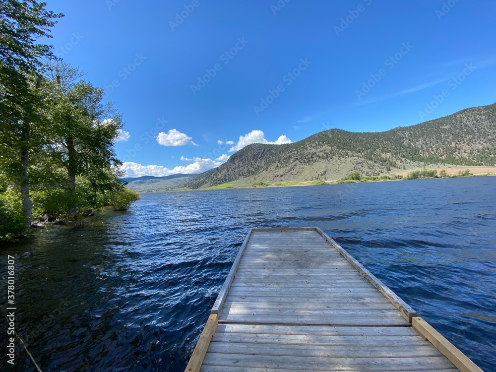 Naklejka premium wooden pier on the lake