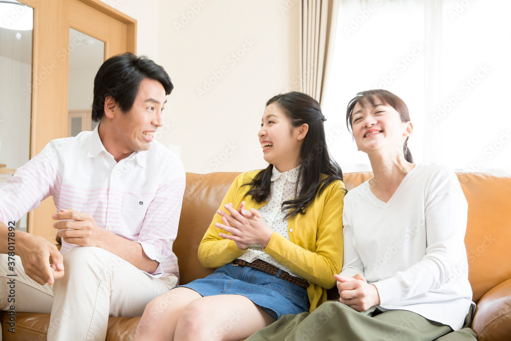 談笑する親子 談笑する親子
