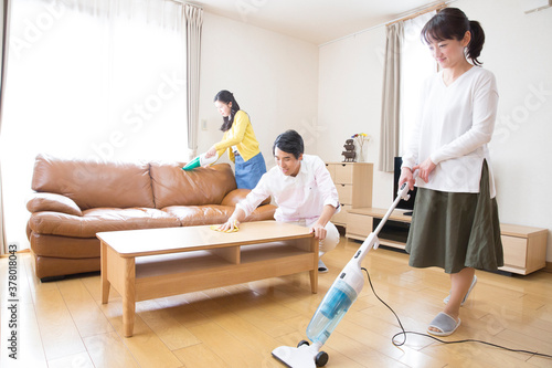 Canvas Print リビングの掃除をする家族