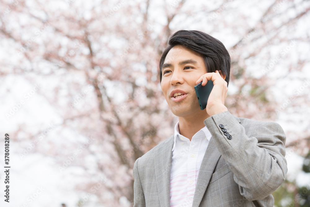 スマホで電話する男性 スマホで電話する男性