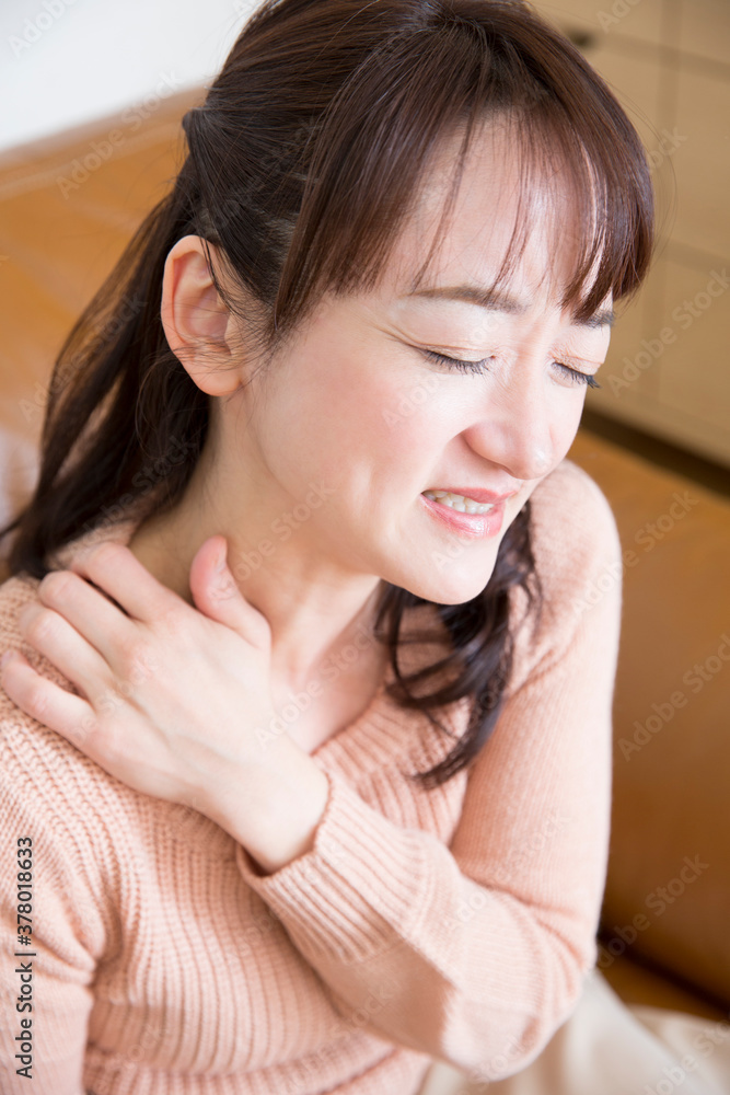 肩凝りの女性 肩凝りの女性