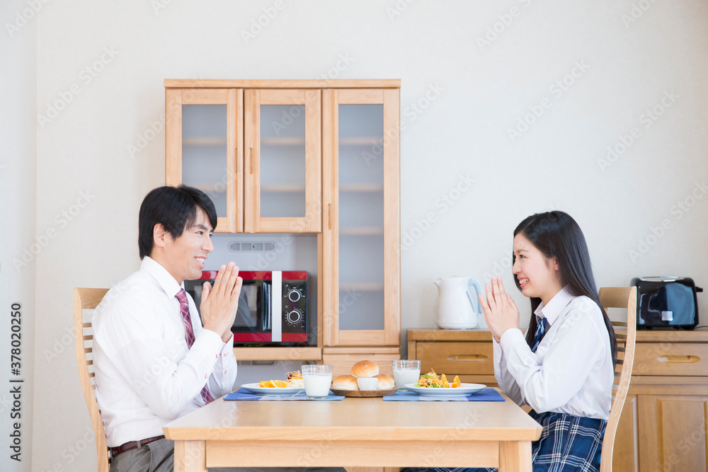 朝食を食べる親子 朝食を食べる親子