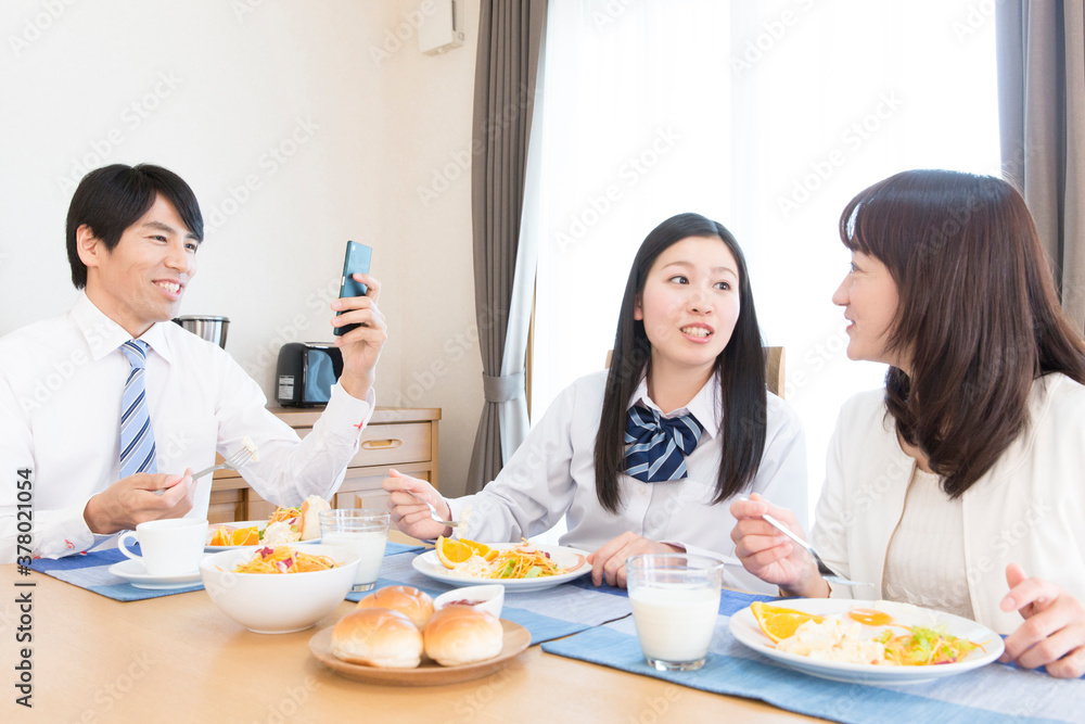 朝食を食べる家族