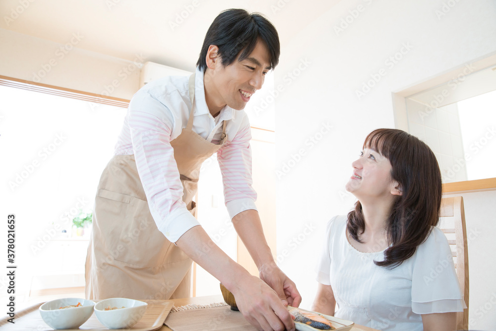 食事の準備をする夫 食事の準備をする夫
