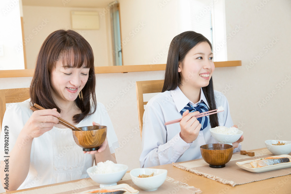 食事をする親子