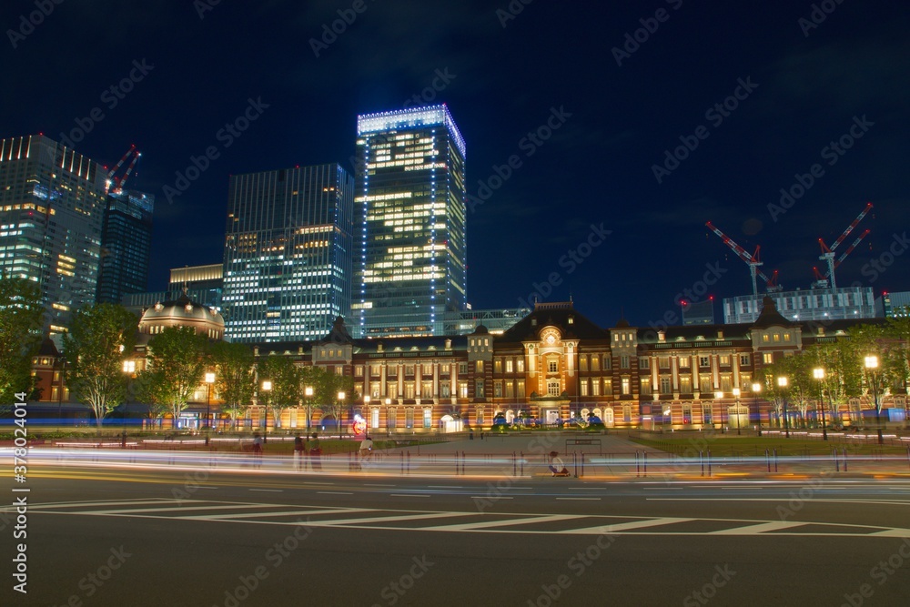Fototapeta premium 東京駅丸ノ内口 夜景 行幸通りからの眺め レーザービーム