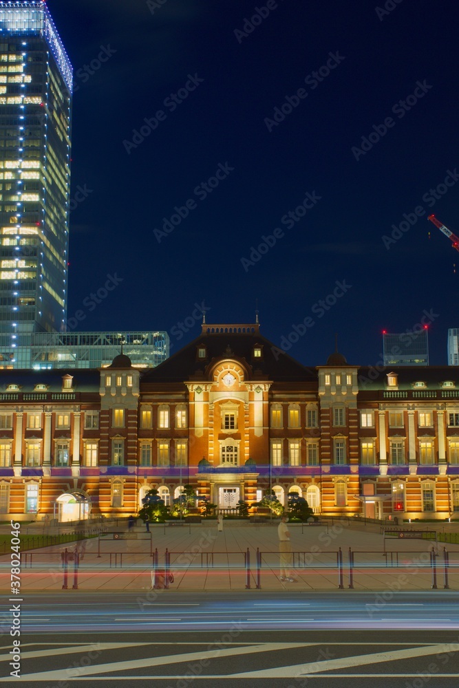 Naklejka premium 東京駅丸ノ内口 夜景 行幸通りからの眺め レーザービーム