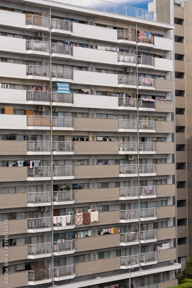 外から見た日本の住宅地のマンションの風景 外から見た日本の住宅地のマンションの風景