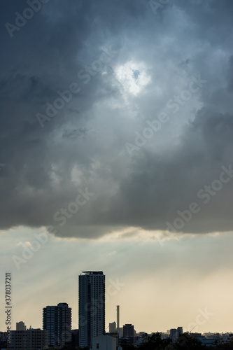 夏の都市の上空の積乱雲の風景 © zheng qiang