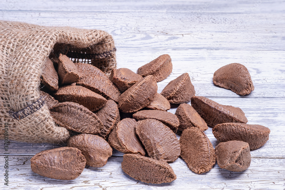 Φωτογραφία Paranuts in bag, vegetarian food in wooden bowls, on old wooden background
