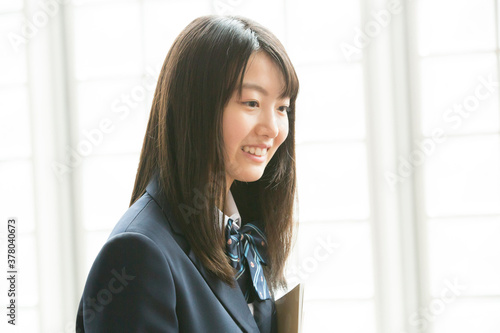笑顔の女子学生 Free Download 笑顔の女子学生 - GFXLoad