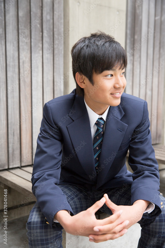 ベンチに座る男子学生