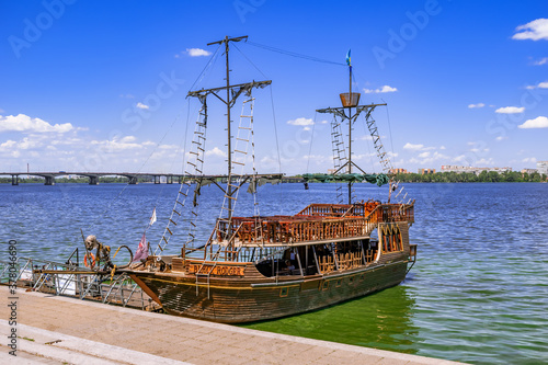 Fotografi Dnipro, Ukraine - July 21, 2020: Pirate schooner Black Roger in the blue-green waters of Dnieper River in Dnipro