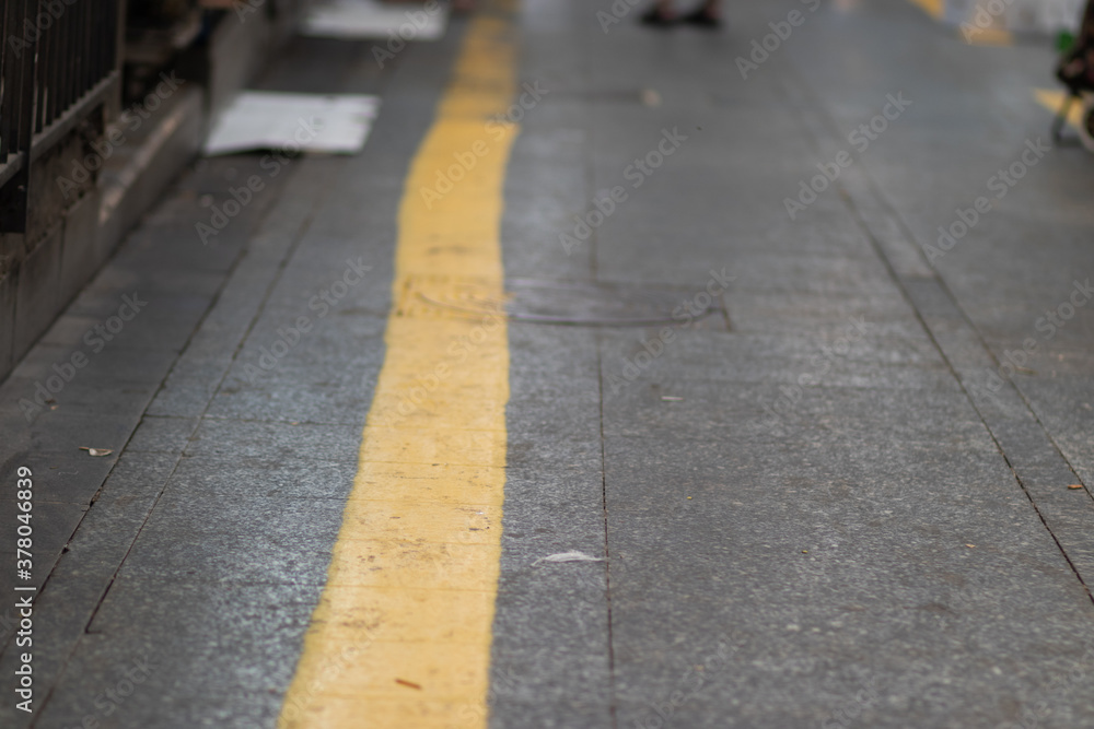 A yellow marking on the floor of the Mahane Yehuda market in Jerusalem that indicates a distance between the buyers and the seller to prevent the infection of the Corona 2020 virus.