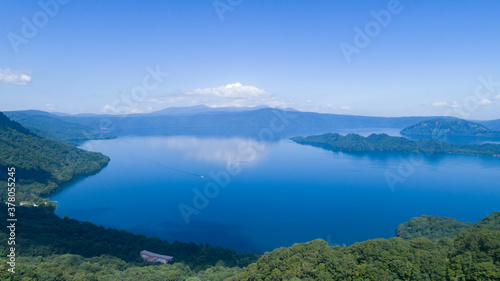 《青森県》十和田湖の空撮風景 © UMI