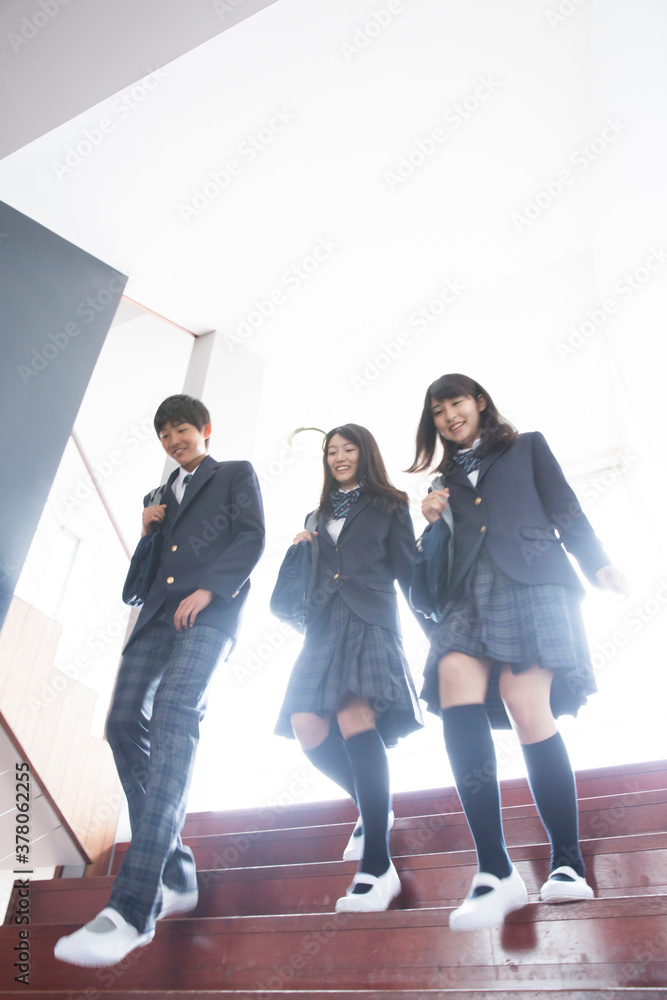 Fototapeta premium 階段を下りる高校生