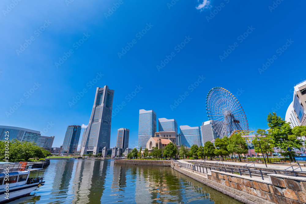 Naklejka premium 運河パークと横浜みなとみらいの風景