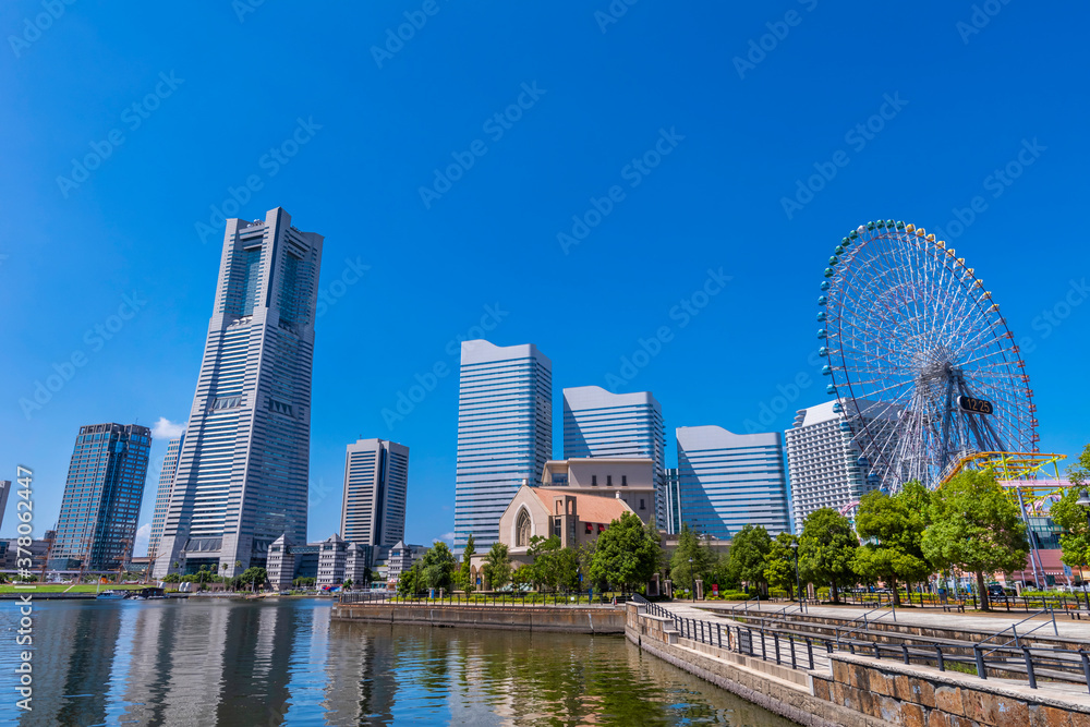 運河パークと横浜みなとみらいの風景