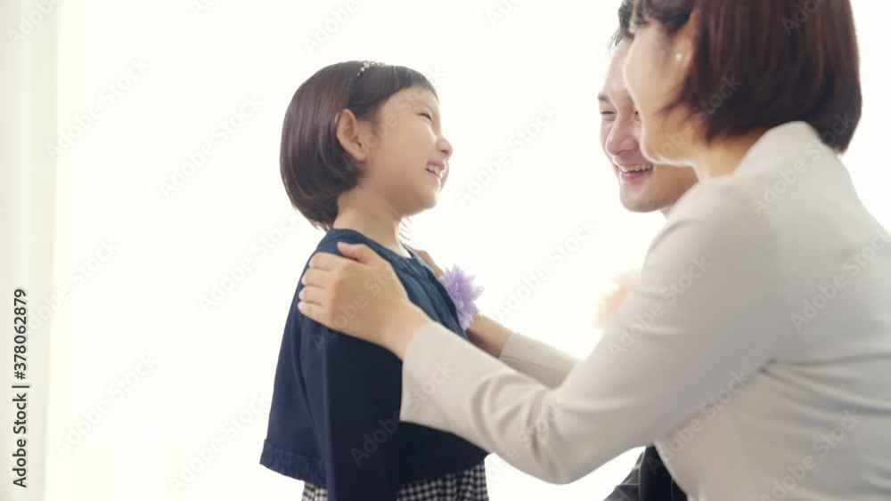 スーツを着た女の子と両親　入学式　卒園式