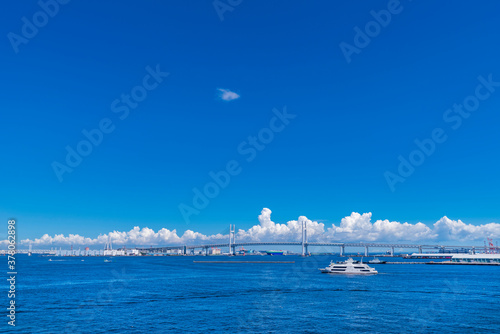 晴天の横浜港と横浜ベイブリッジの風景 photo